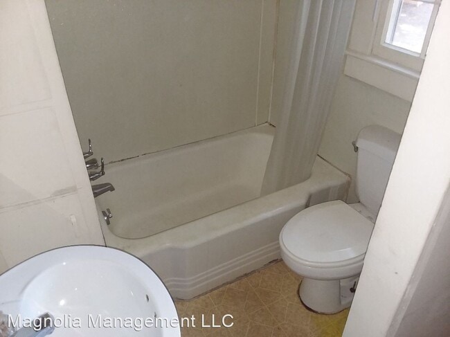 Building Photo - 1313 S Chestnut St