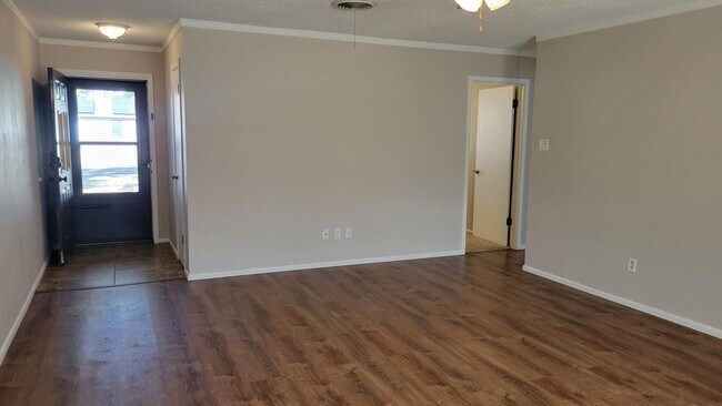 Building Photo - Leasing now! Cozy and comfortable 3/2/2 Brick Home Available for August