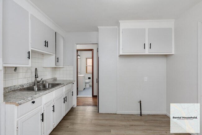 Building Photo - ~ 3 BEDROOM 1 BATH BUNGALOW SECURTIY DEPOSIT SPECIAL ~$500