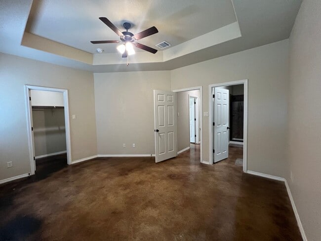 Building Photo - Luxury 3/2 duplex in NBTX