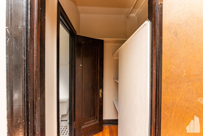 Building Photo - 948 W Cuyler Ave