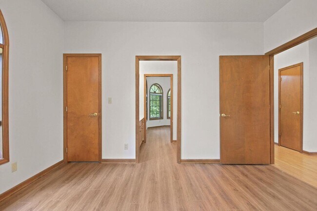 Building Photo - Private 3BR Brick Home with Scenic View