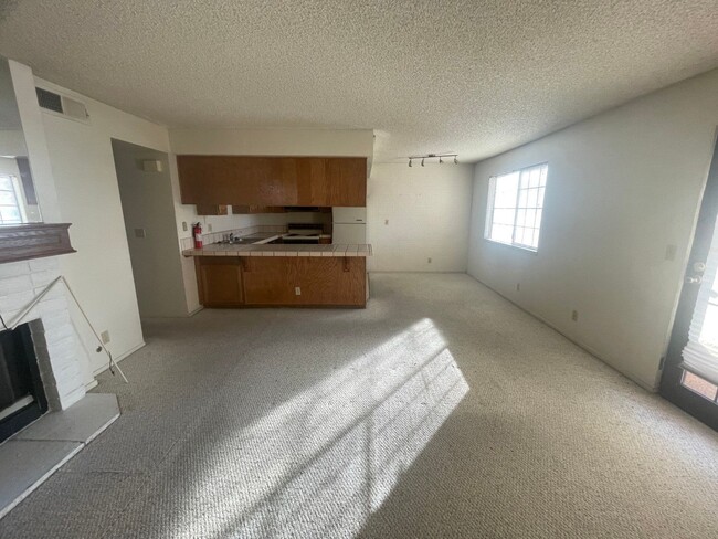 Building Photo - Nice 1 Bedroom, 1 Bathroom Condo - 1st Level!