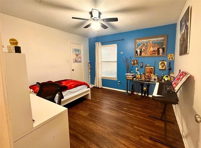 Building Photo - Three Bed Two Bath Home