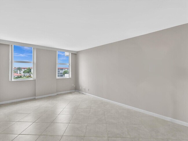 Building Photo - 1150 Hillsboro Mile