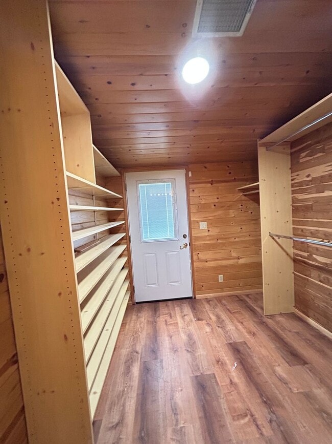 Building Photo - Stunning Remodel, 2 Bed 2 Bath Home with Pool Service!