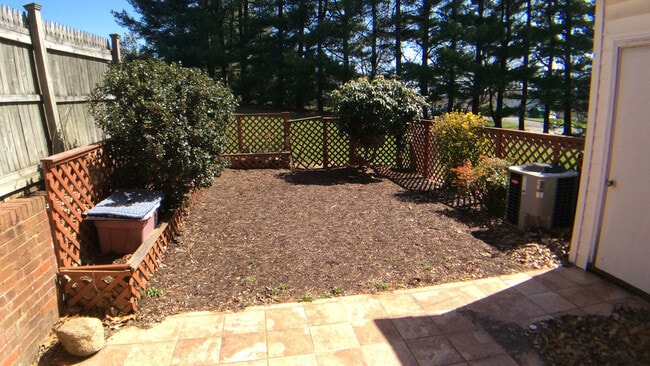 Building Photo - Blacksburg 2 Bedroom Townhouse- Available in July 2025