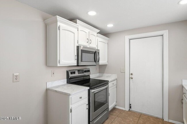 Building Photo - 1525 W El Alba Way