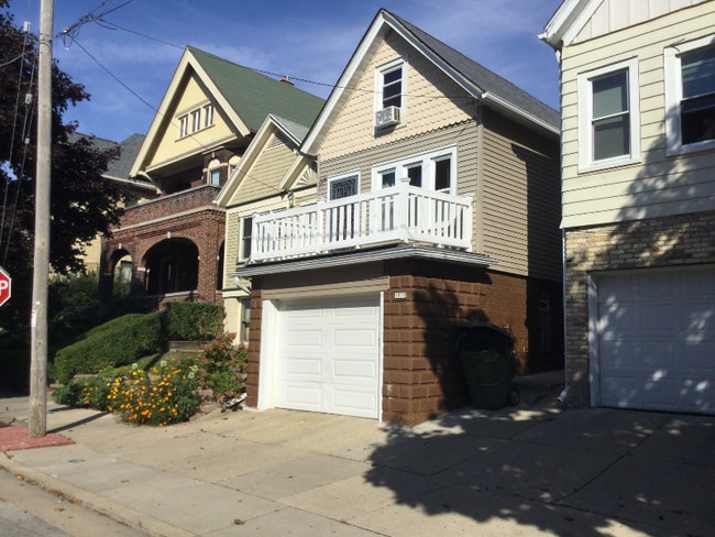 Building Photo - 1870 N Warren Ave