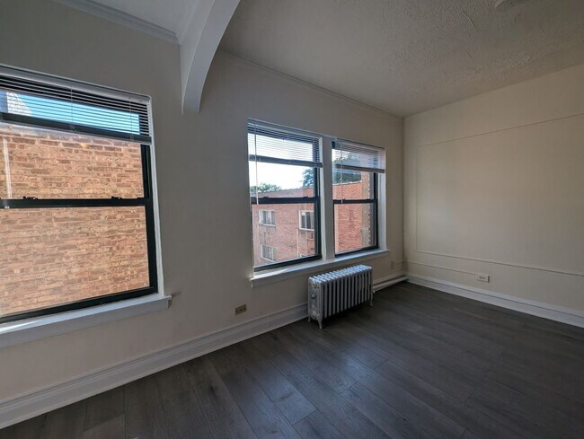 Building Photo - 5417 N Kenmore Ave