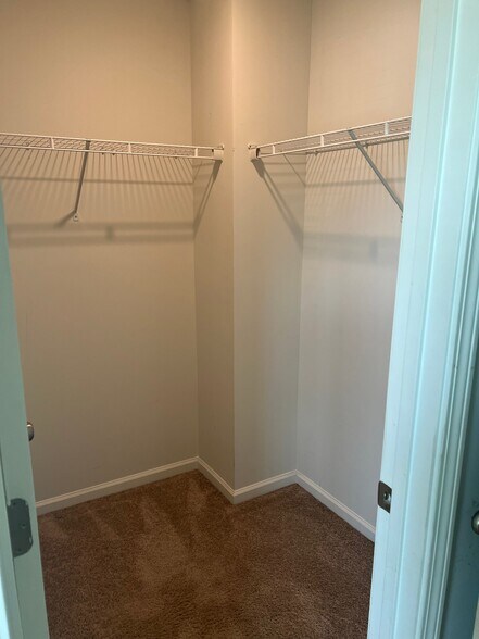 Building Photo - 214 Great Bend Dr