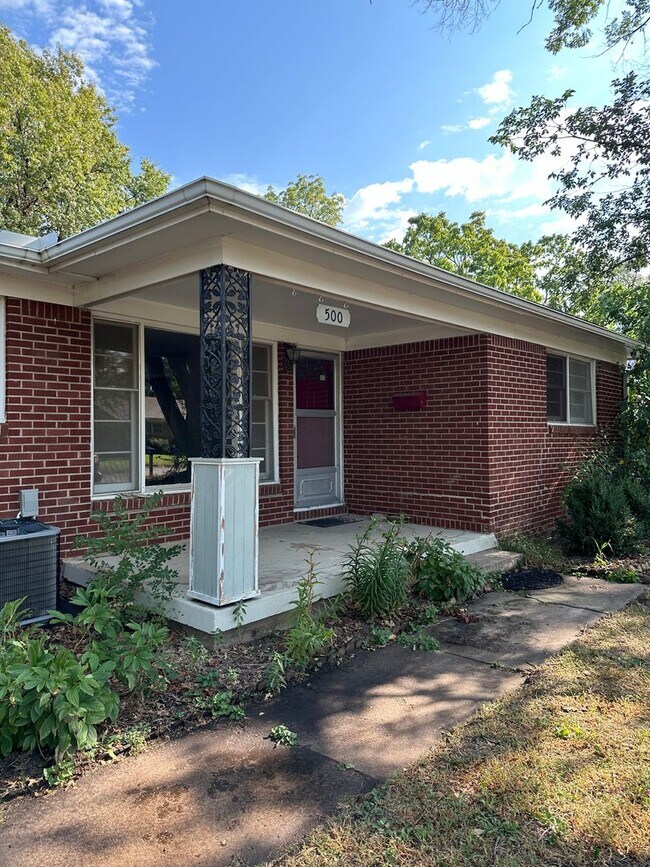 Building Photo - Updated 3 Bedroom Home with Large Kitchen ...