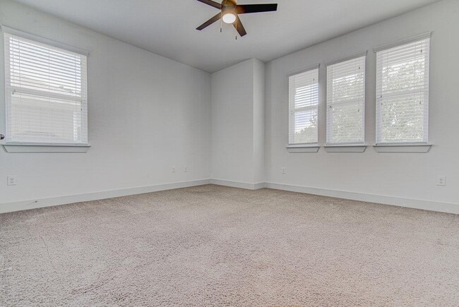 Building Photo - 2117 Maxwell Ln