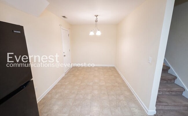 Building Photo - Charming Home with Spacious Garage & Modern Amenities / 3 beds 2 baths / Garage attached / Availa...