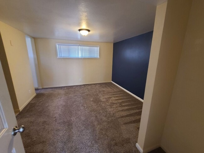 Building Photo - Large 2 Bedroom Home