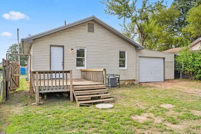 Building Photo - Charming and remodeled 2 Bed | 1 Bath Home...