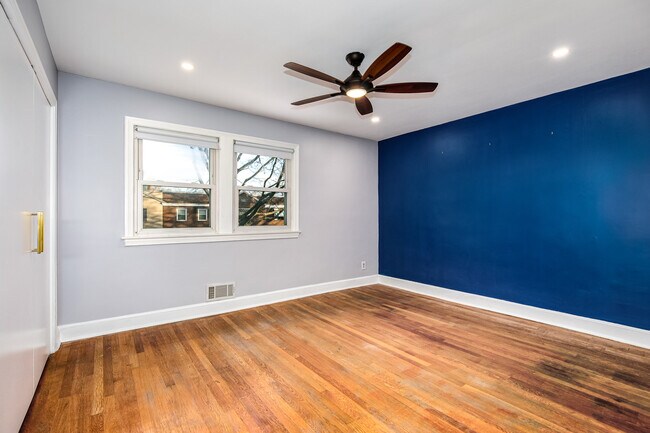 Building Photo - 428 21st St NE