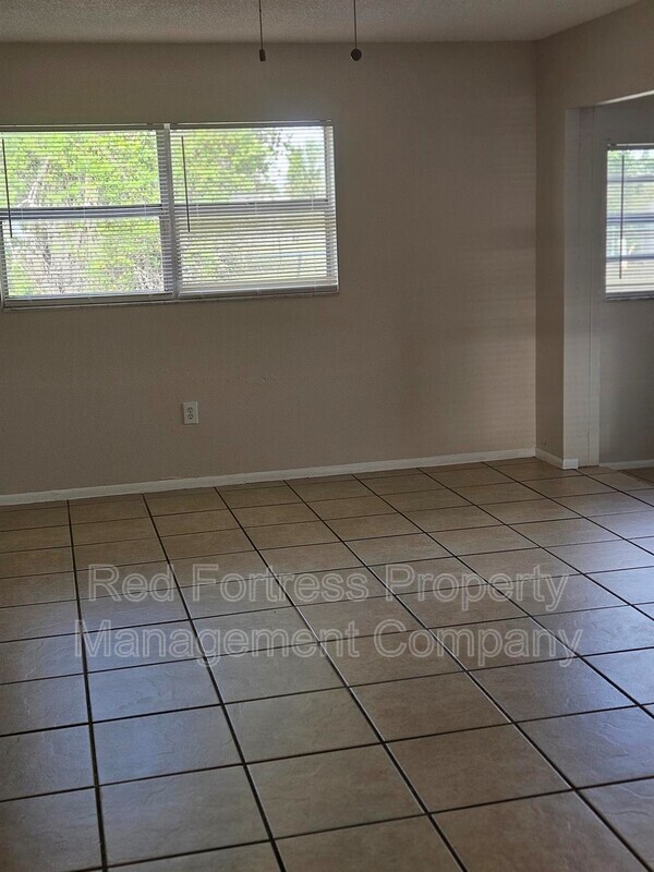 Building Photo - 5 E Clermont Ct