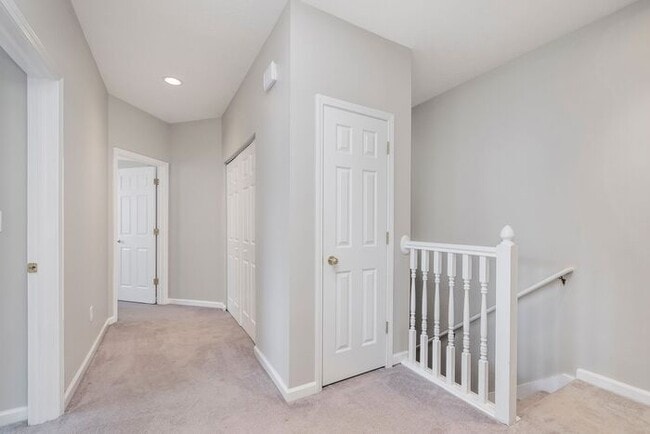 Building Photo - Beautiful town home in the quiet Towne Park community!!