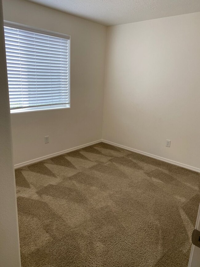 Building Photo - Beautiful 3 bed/2.5 bath with open floorplan!