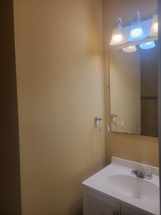 Building Photo - 4 bedroom, 1.5 bathrooms townhouse