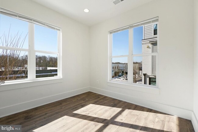 Building Photo - 11300 Emerald Park Rd