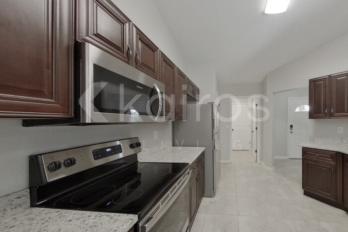 Building Photo - 820 Marion Oaks Manor