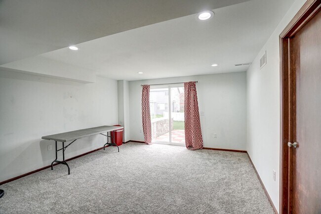Building Photo - 818 Redan Dr