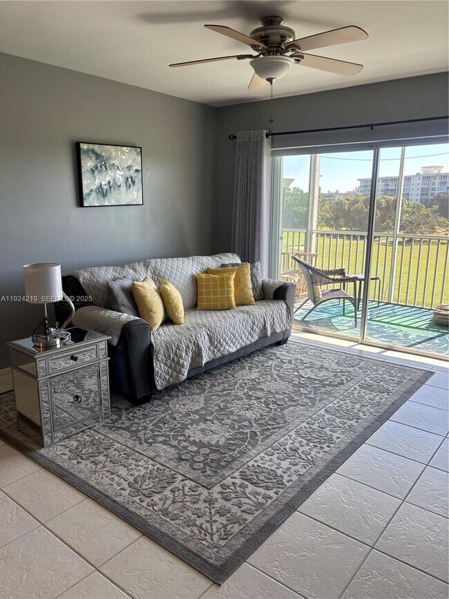 Building Photo - 2900 N Palm Aire Dr