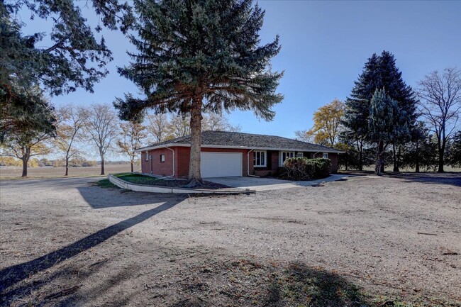 Building Photo - 3 Bedroom 3 Bathroom Home on a 1 Acre Lot