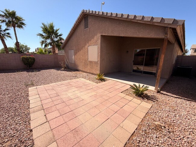 Building Photo - 3/2 Single story Avondale Home *Custom Paint* & Carpet in Beds Only!