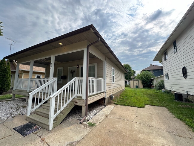 Building Photo - 704 N Duluth Ave