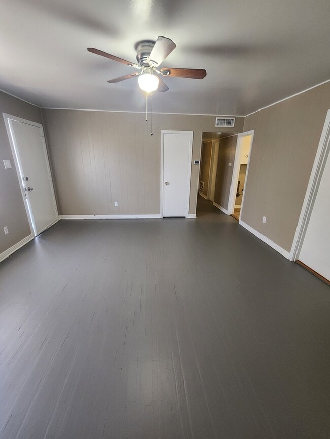 Building Photo - 3 bed 2 bath 1 car garage