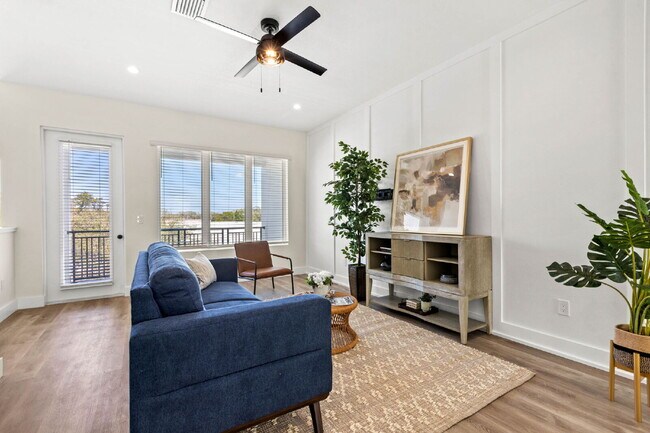 Building Photo - Beautiful 3 Bedroom Townhouse Minutes From...