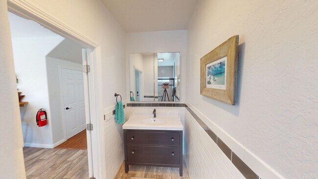 Building Photo - Short or Long Term Rental | ROOFTOP VIEWS!