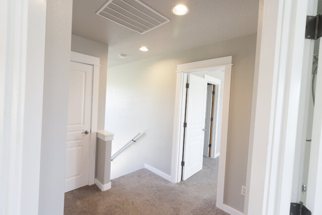 Building Photo - Charming 3-Bedroom Home with Designer Touc...