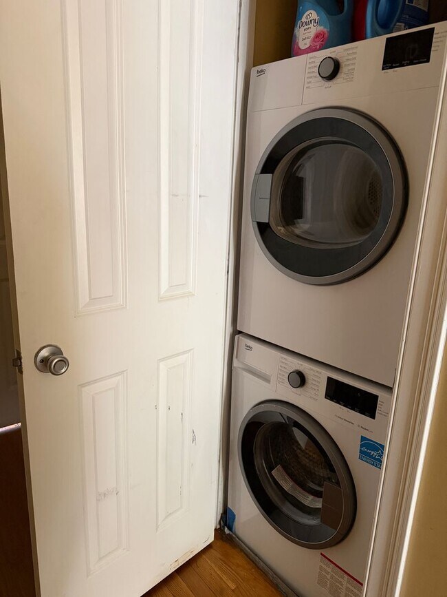 Building Photo - No Brokers Fee, One Months Rent-Free, Luxury Finishes, In-Unit Washer and Dryer, Central Heat/AC
