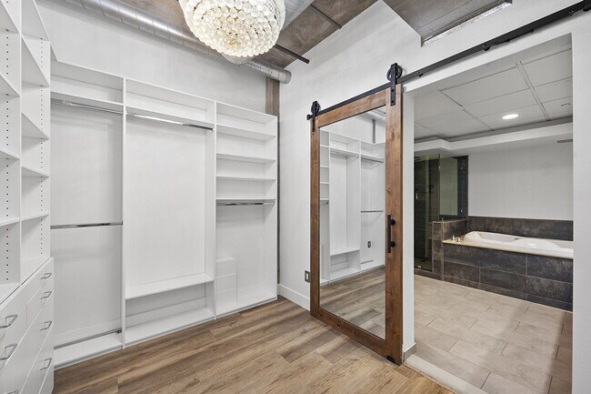 Building Photo - $3,695 - 1 Bed + Den / 1.5 Bath Condo at Parkloft Residence in Downtown San Diego