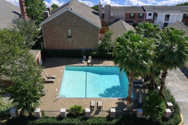 Building Photo - 810 Augusta Dr