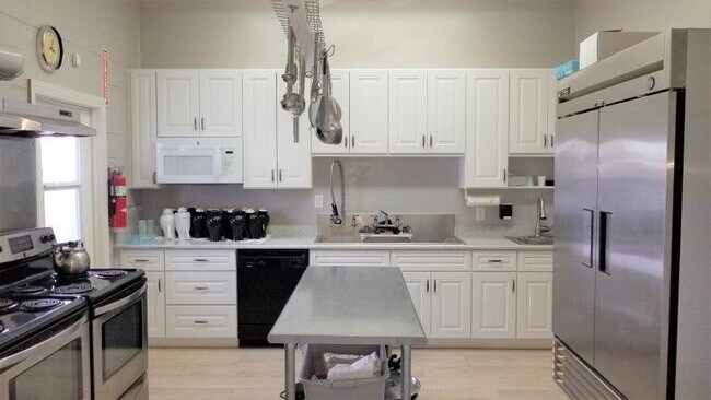 Building Photo - 180 High Point Terrace E