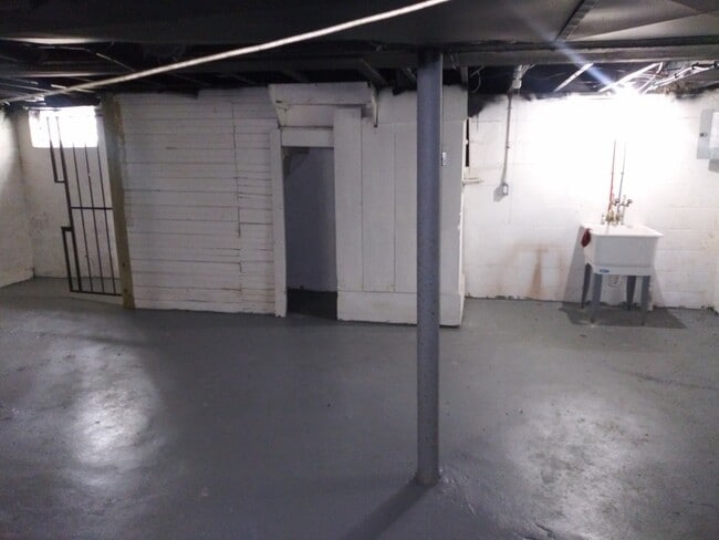 Building Photo - 3 Bed/1 Bath - Single Family Brick Home - Available now!