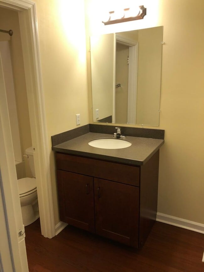 Building Photo - Ash Street (1028)