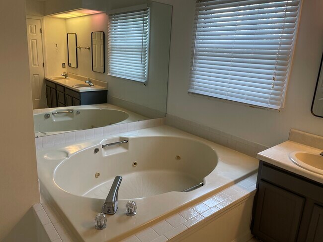 Master Bathroom - 4015 Heather Ct