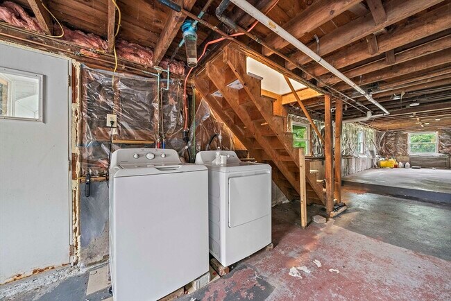 Building Photo - 334 N Main St