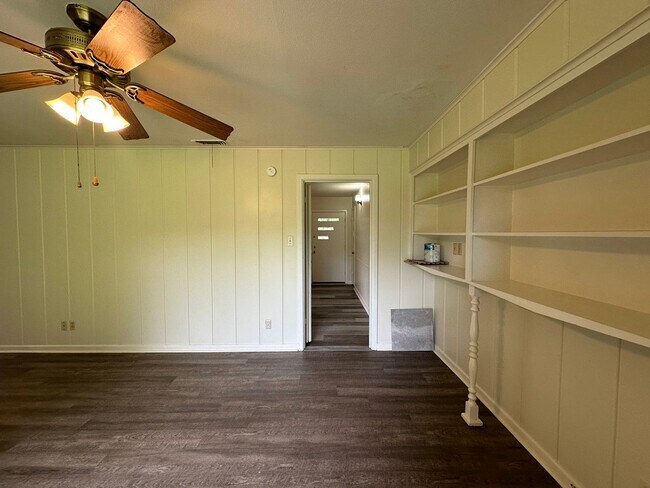 Building Photo - 2725 Tanglewood Dr