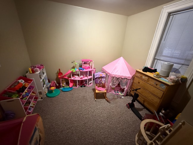 Building Photo - 3 Bed 1 Bath close to UWEC and downtown! Available August-May
