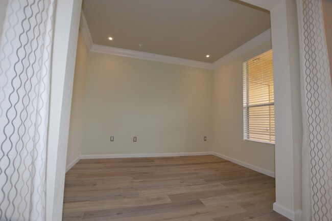 Building Photo - Meridian Luxury Top Floor Unfurnished Stud...