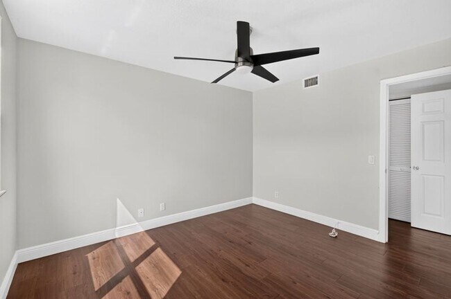 Building Photo - 706 Executive Center Dr