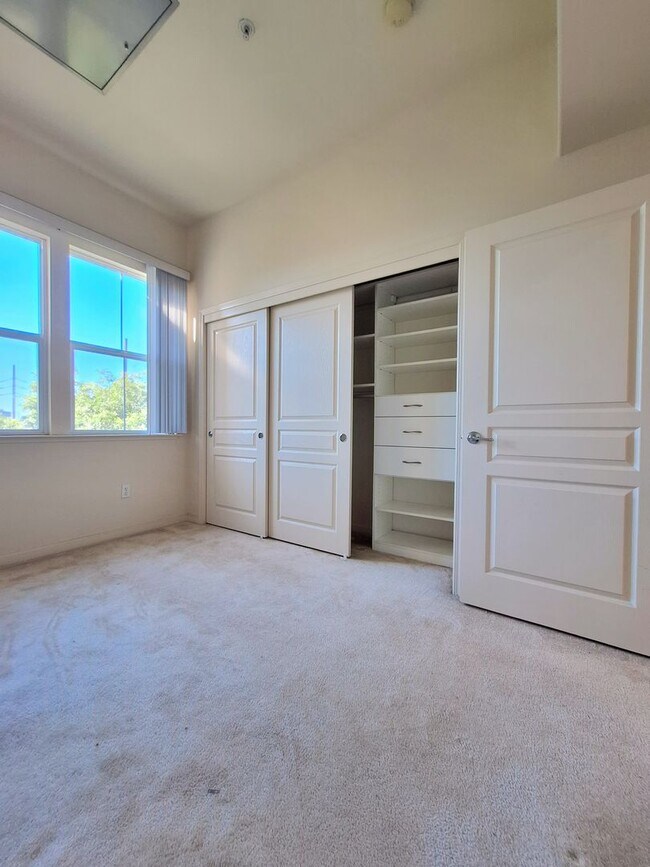 Building Photo - Beautiful 2bd Condo In Gated Community With Pool, Gym, and In-unit Laundry!