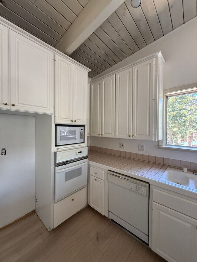 Building Photo - 3 Bed, 2 Bath Townhome with Vaulted Ceilings & Private Balcony